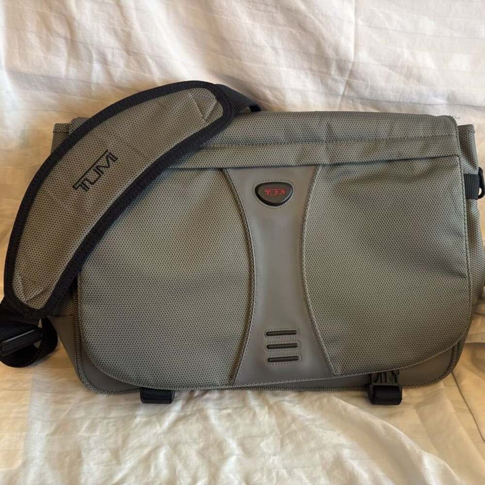 TUMI T-Tech Expandable Titanium Gray Laptop Messenger Bag Ballistic Nylon 508c